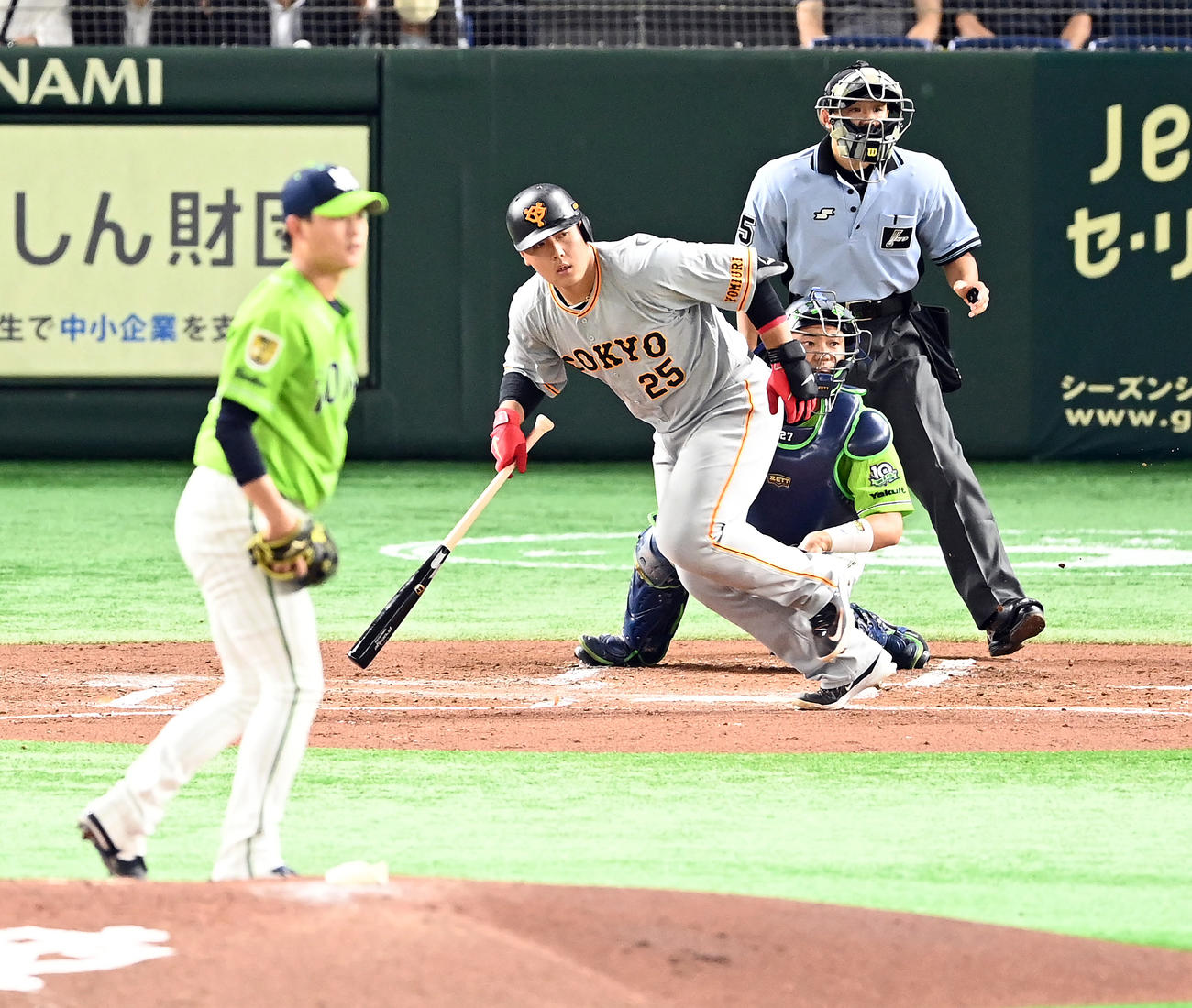 巨人対ヤクルト　1回裏巨人無死一、三塁、左前に勝ち越しの適時打を放つ岡本和。投手高橋（撮影・たえ見朱実）