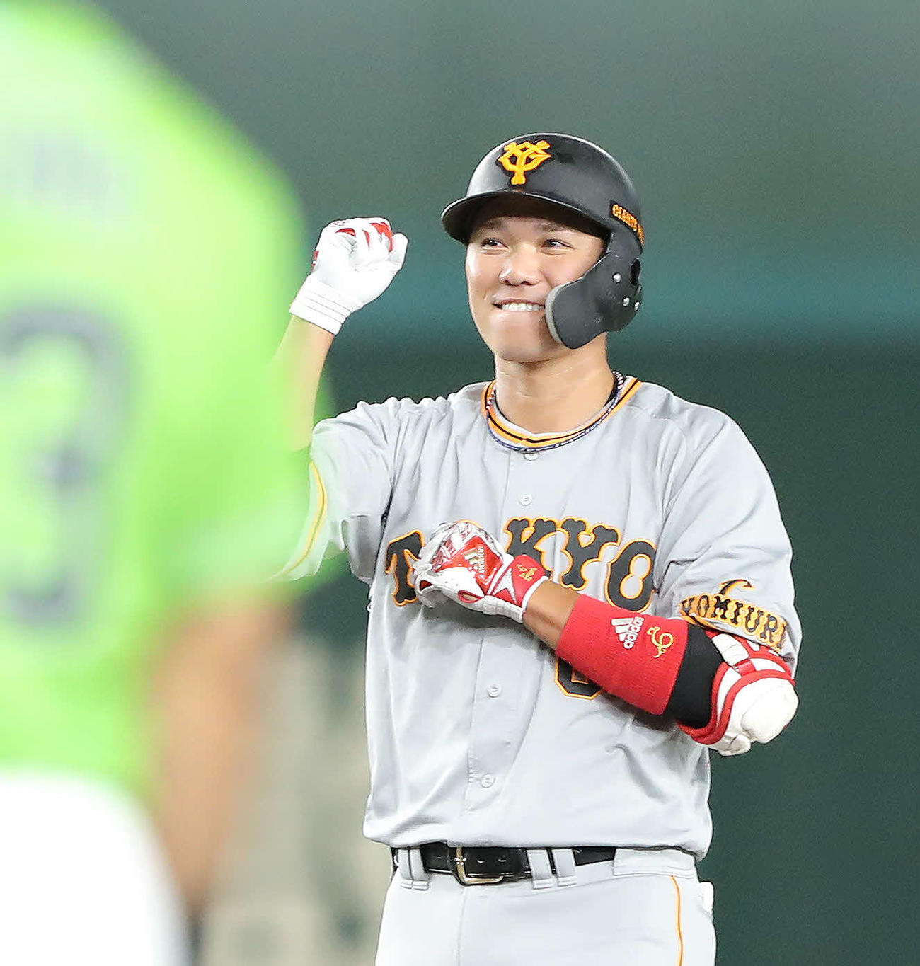 巨人対ヤクルト　1回裏巨人無死一、二塁、左前適時打を放ちガッツポーズする坂本（撮影・河田真司）