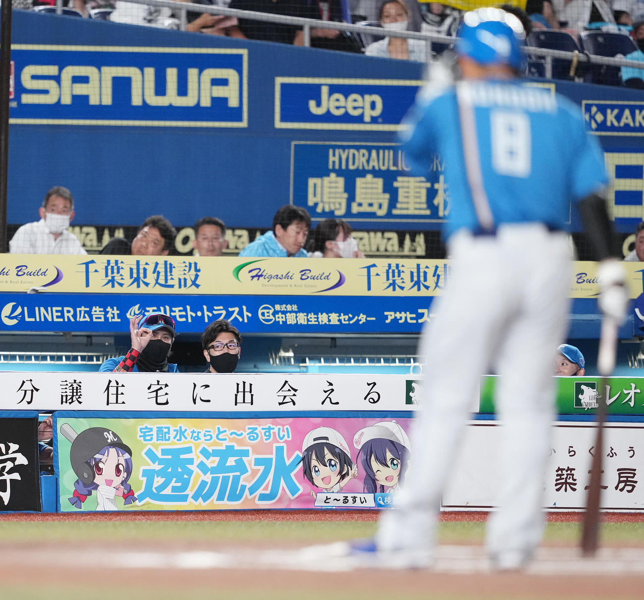 ロッテ対日本ハム　10回表日本ハム2死、近藤のファウル球が日本ハムベンチへ飛んだ後、近藤に向かってOKポーズを出す新庄監督（左）（撮影・鈴木みどり）