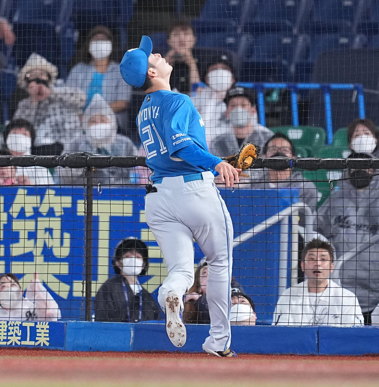ロッテ対日本ハム　4回裏ロッテ2死満塁、山口の打球を追う清宮（撮影・菅敏）