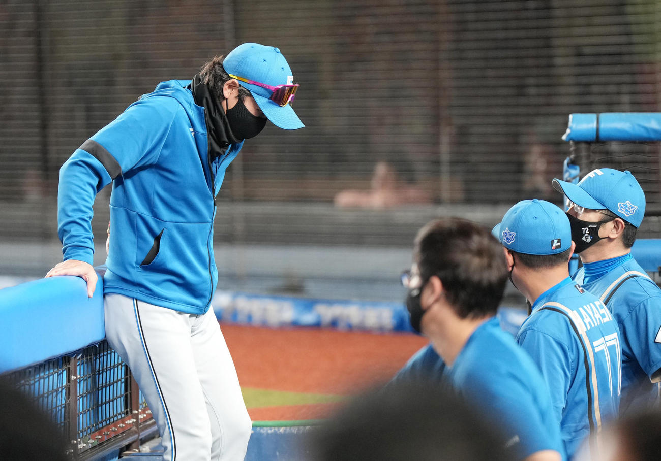 10回、浮かない表情でコーチ陣と話す新庄監督（左）（撮影・菅敏）