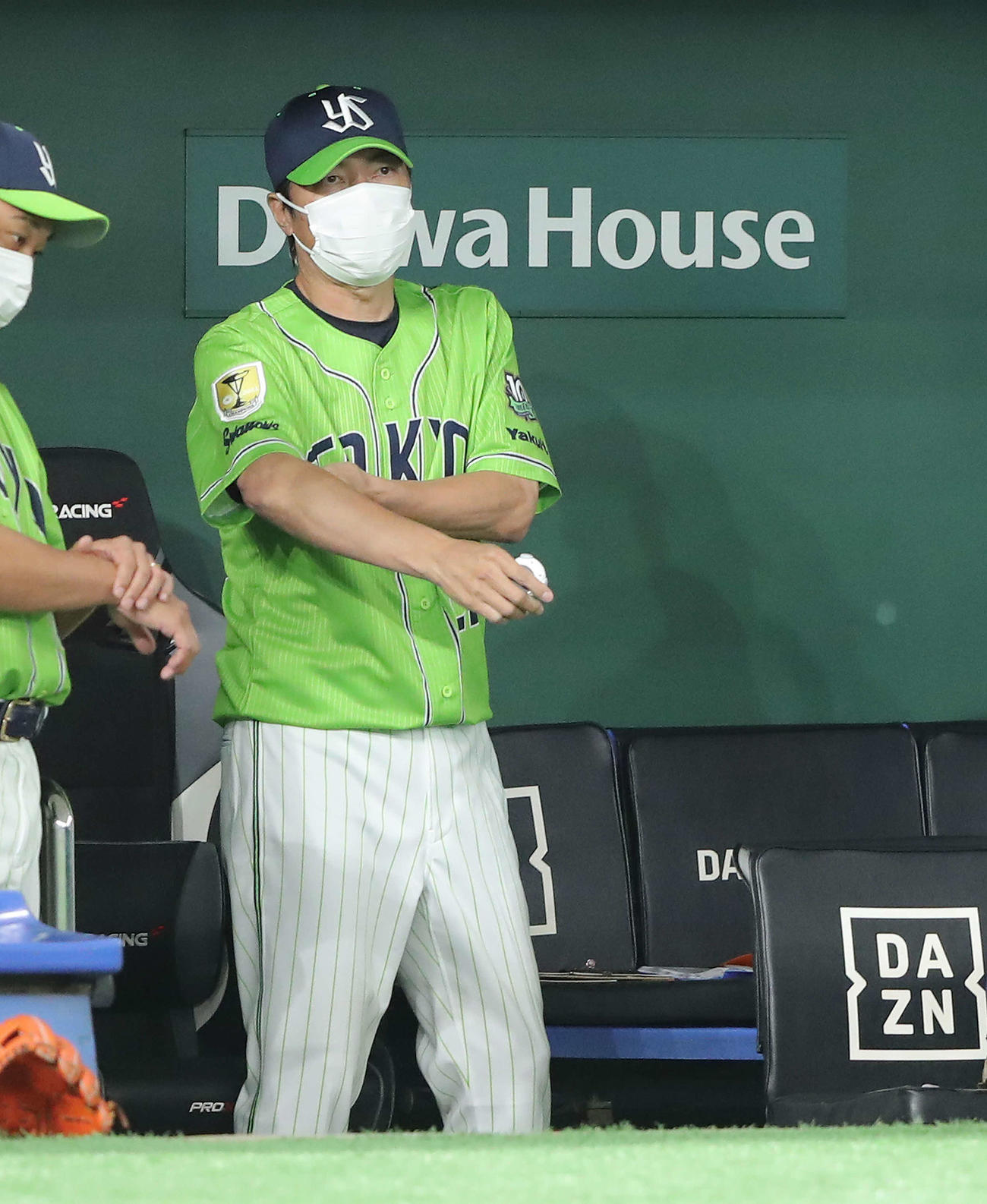巨人対ヤクルト　6回表、戦況を見守る高津監督（撮影・河田真司）