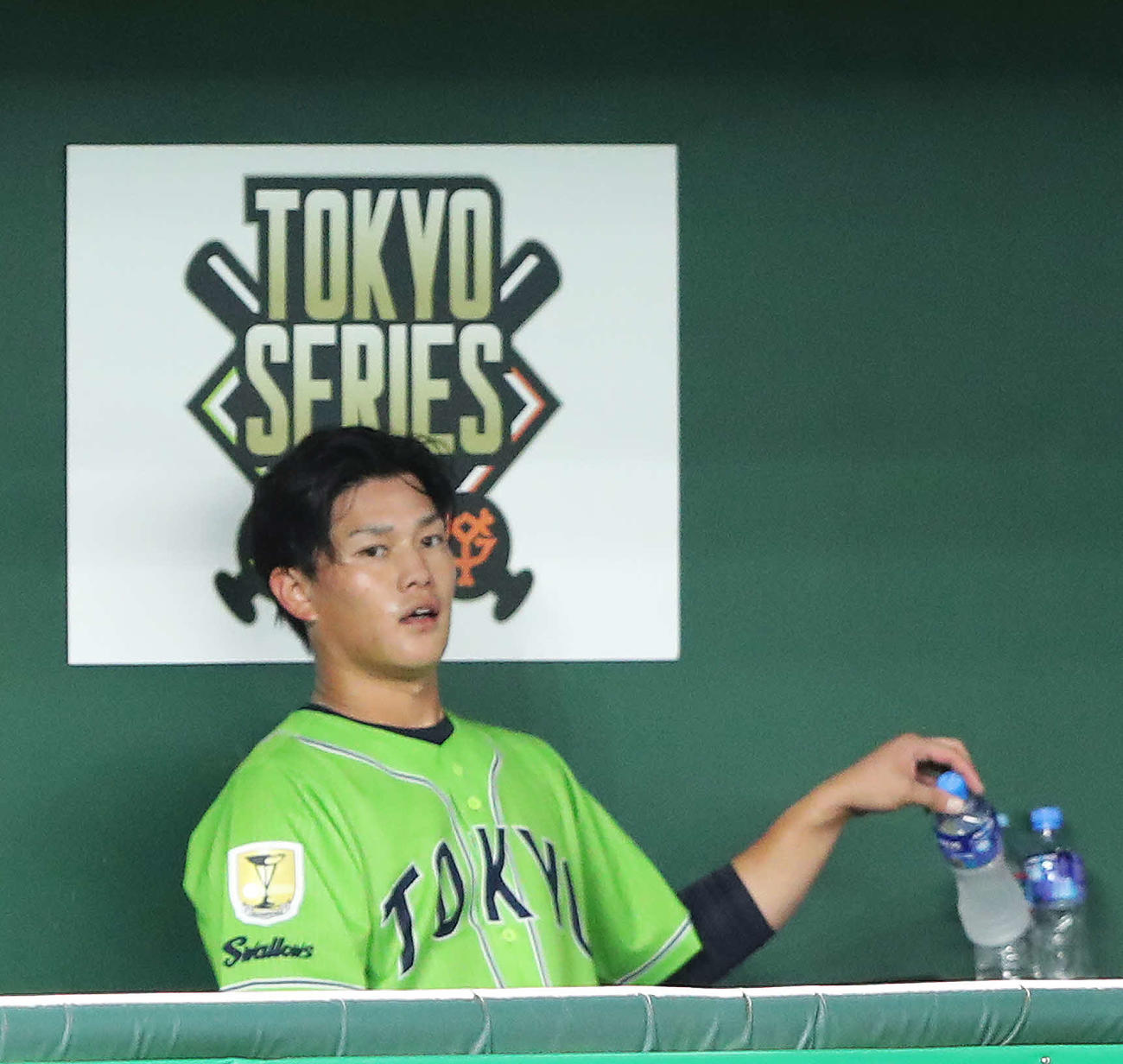 巨人対ヤクルト　6回裏巨人1死一、二塁、降板し、ベンチで険しい表情を見せる高橋（撮影・河田真司）