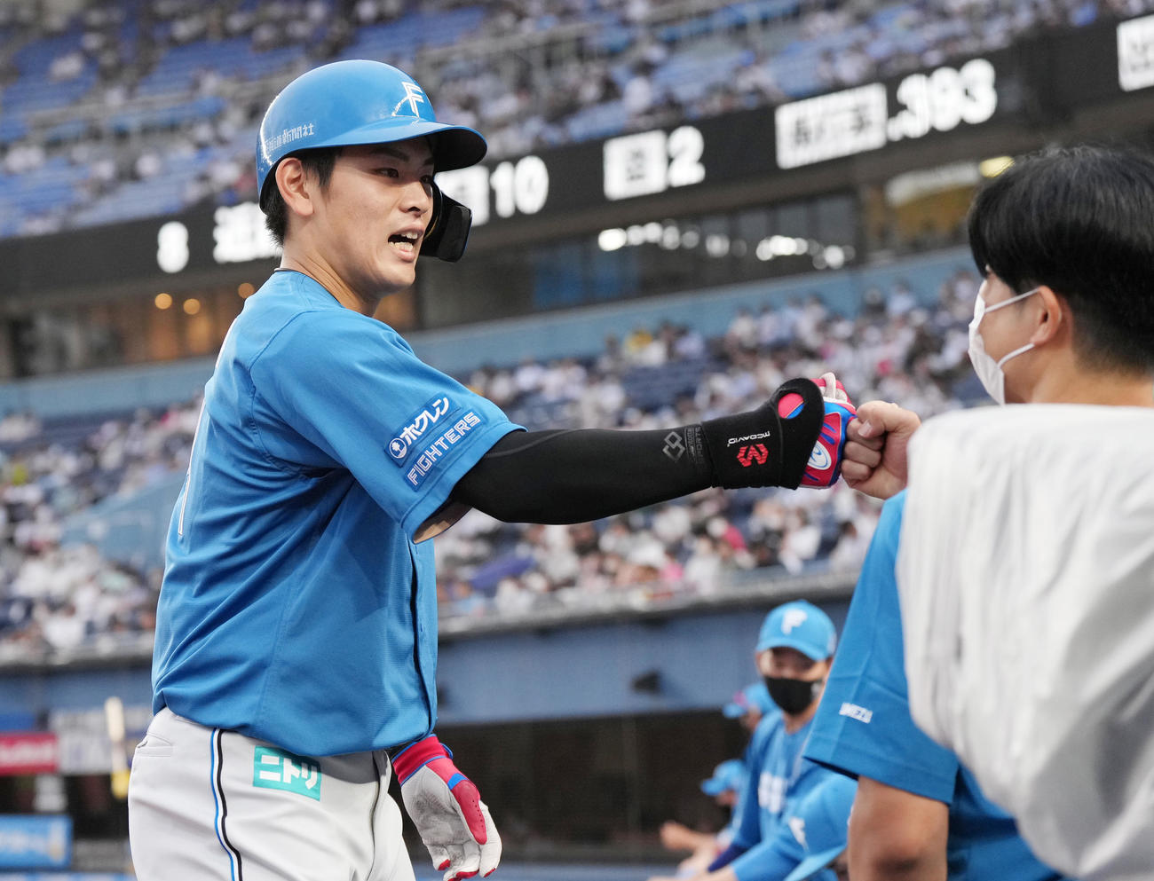 ロッテ対日本ハム　2回表日本ハム無死、左越えに先制のソロ本塁打を放ち、ナインに迎えられる野村（撮影・菅敏）