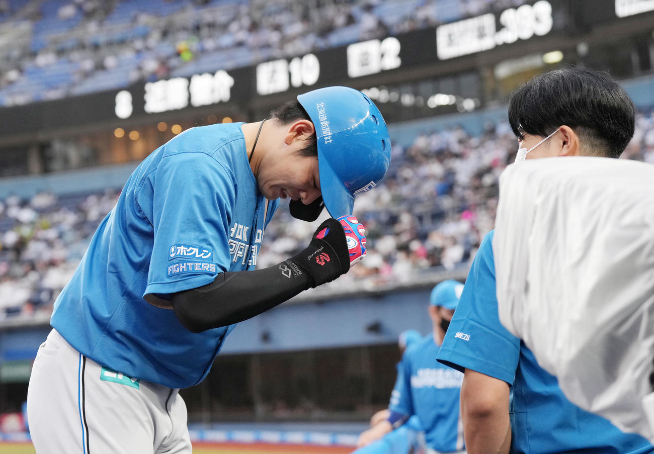 ロッテ対日本ハム　2回表日本ハム無死、左越えに先制のソロ本塁打を放ち、ナインに迎えられ頭を下げる野村（撮影・菅敏）