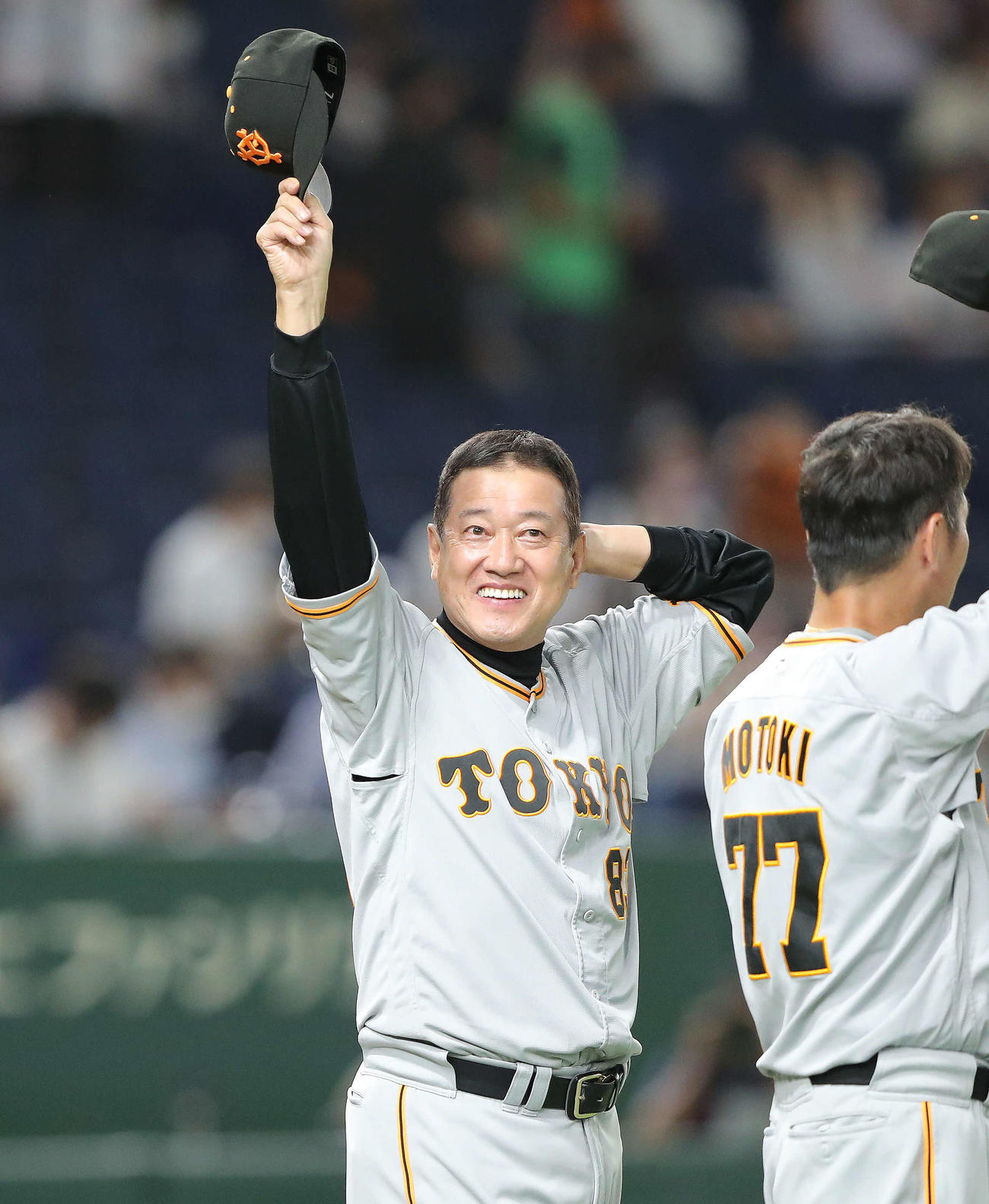 巨人対ヤクルト　ヤクルトに勝利し、観客席に笑顔であいさつする原監督（撮影・河田真司）