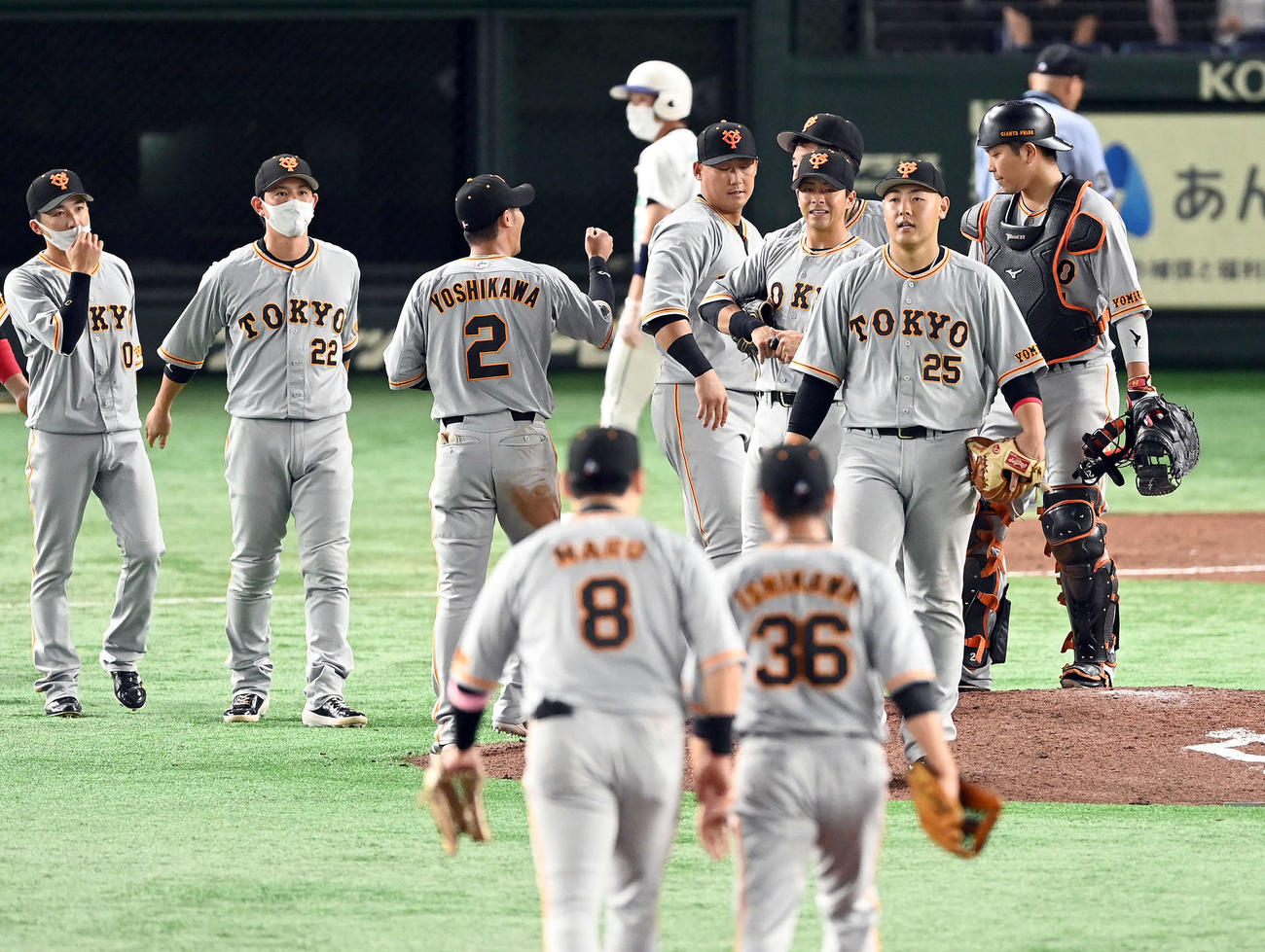 巨人対ヤクルト　ヤクルトに勝利した巨人（撮影・たえ見朱実）