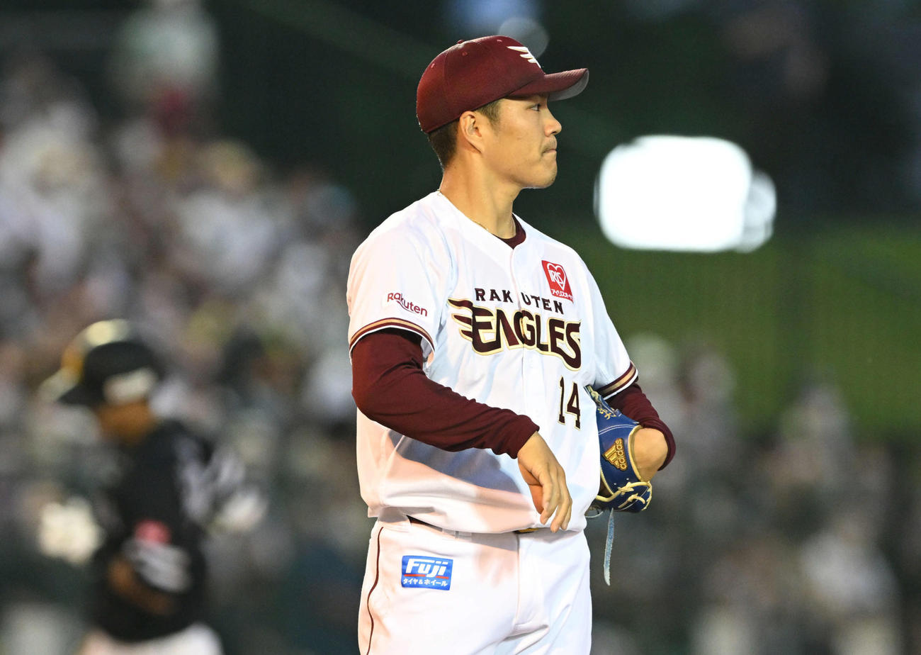 楽天対ソフトバンク　4回表ソフトバンク無死一塁、渡辺（奥）に2点本塁打を浴びる則本（撮影・滝沢徹郎）
