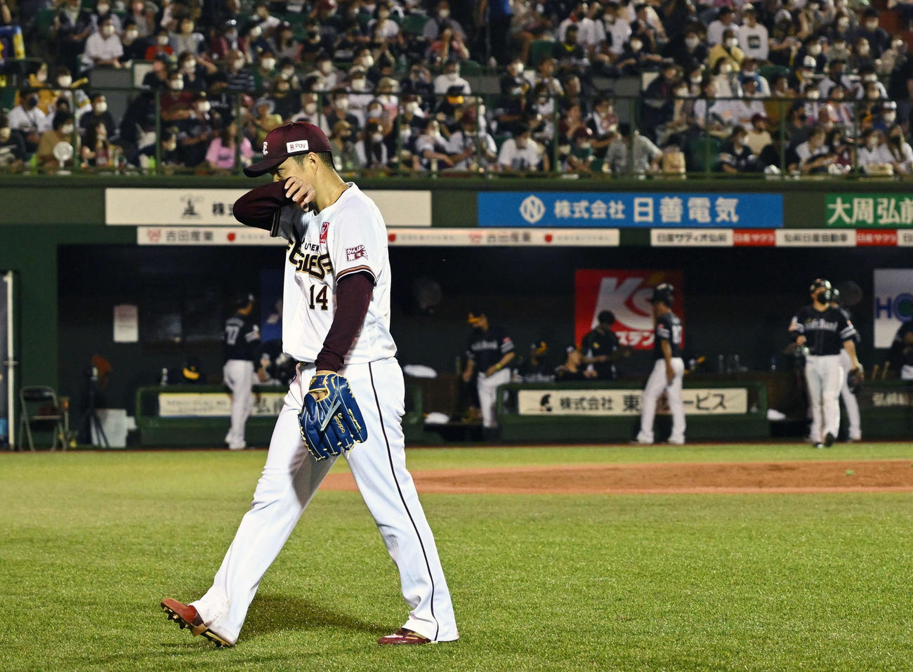5回を投げ終えた楽天則本は汗をぬぐいながらベンチへ引き揚げる（撮影・滝沢徹郎）