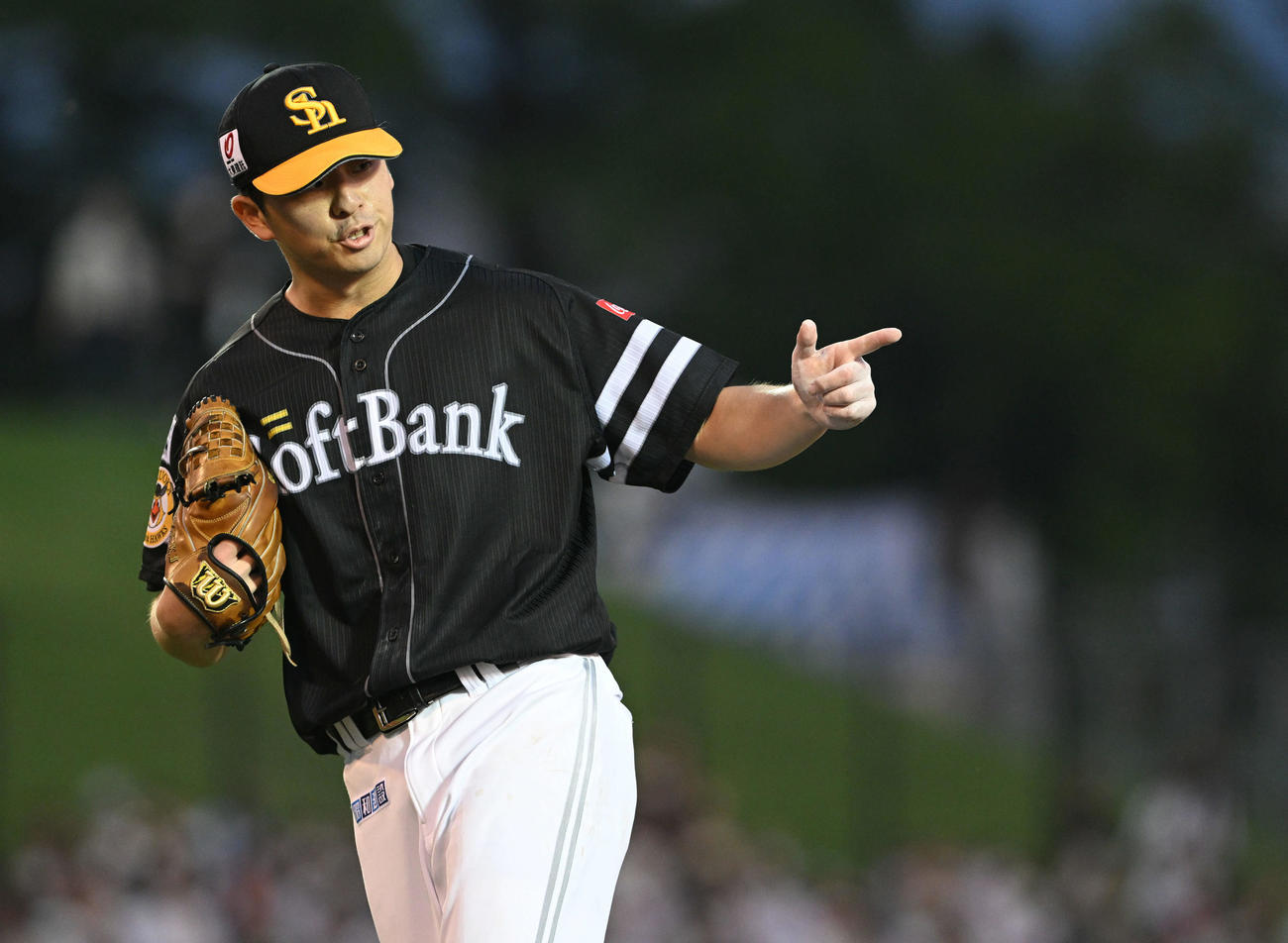 楽天対ソフトバンク　3回裏楽天2死二、三塁、小深田を一ゴロに仕留めナインを指さす大関（撮影・滝沢徹郎）