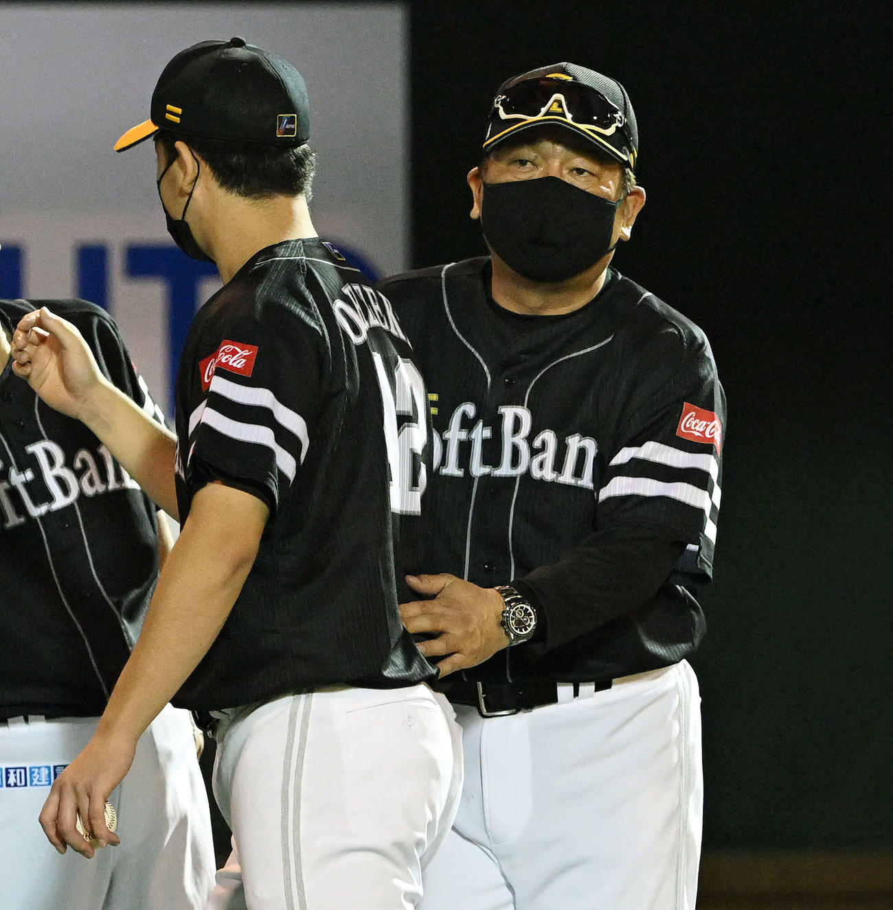 楽天対ソフトバンク　試合後、勝利投手のソフトバンク大関（左）をねぎらう藤本監督（撮影・滝沢徹郎）