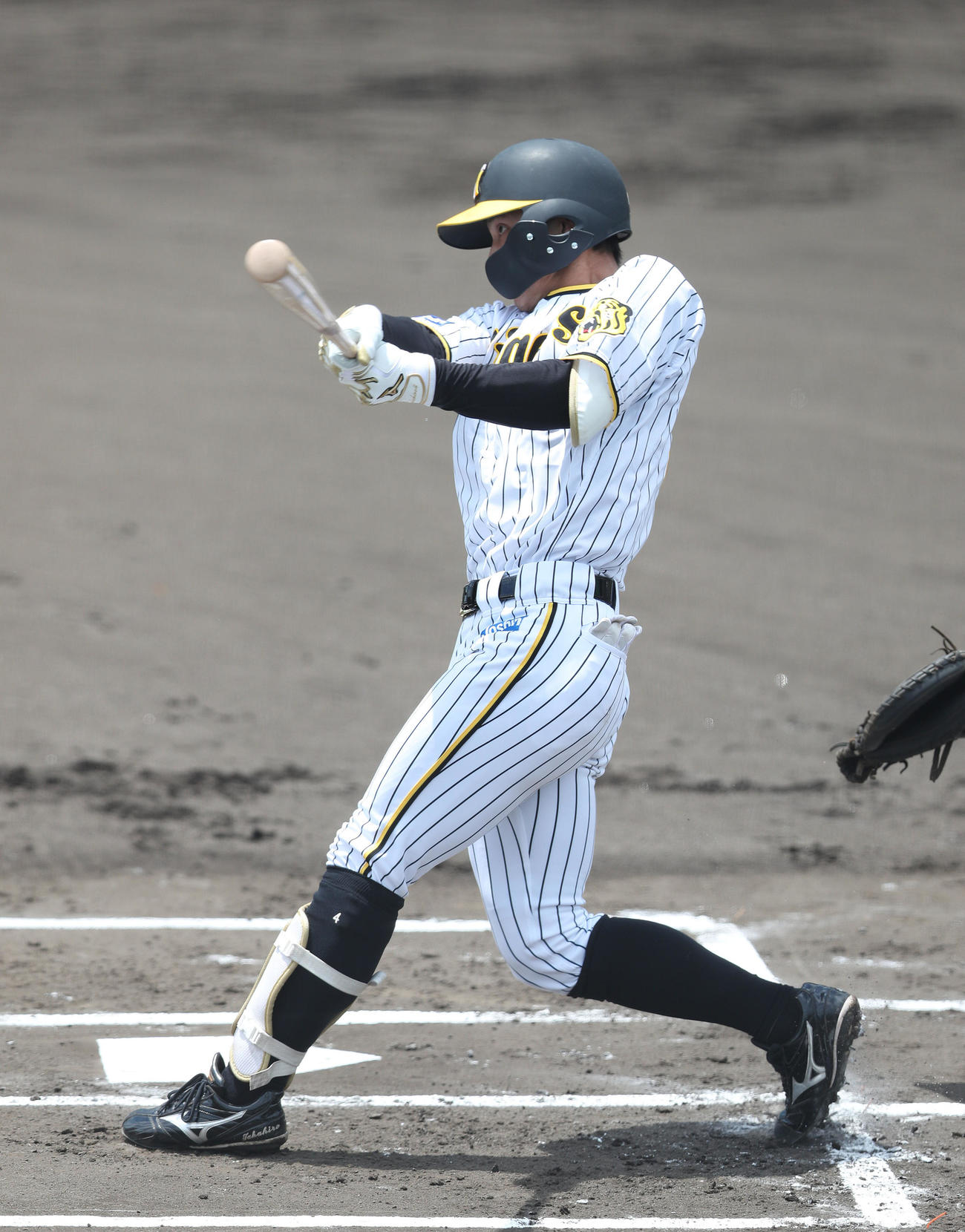 練習試合阪神対日本海オセアンリーグ選抜　1回裏阪神1死一塁、熊谷は左翼線に二塁打を放つ（撮影・白石智彦）