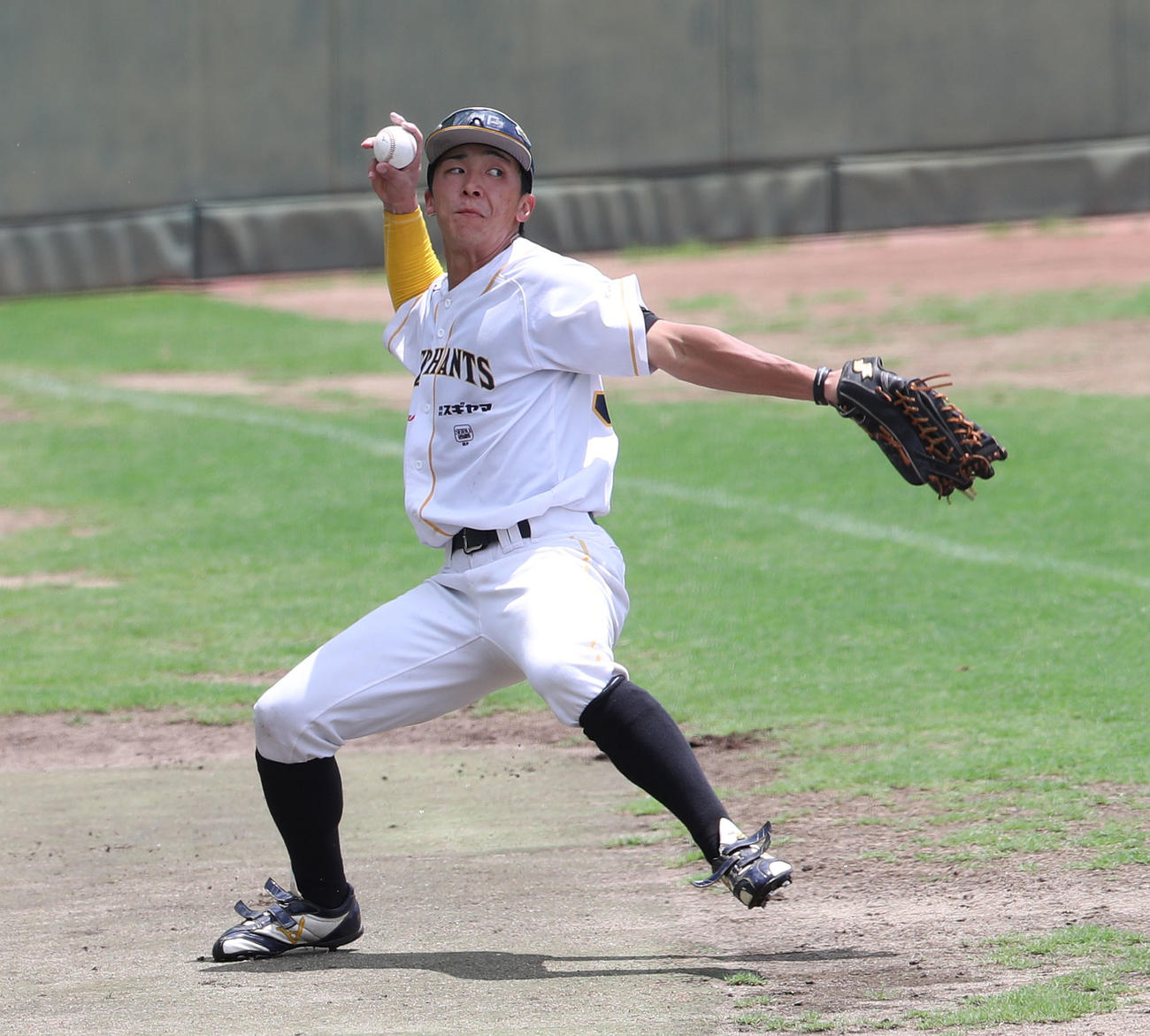 練習試合阪神対日本海オセアンリーグ選抜　1回裏阪神1死一塁、兄の熊谷敬宥の左翼線への打球を二塁へ送球する弟の熊谷宥晃（撮影・白石智彦）