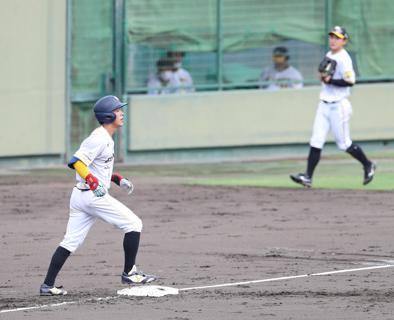 練習試合阪神対日本海オセアンリーグ選抜　5回表日本海オセアンリーグ選抜2死三塁、熊谷宥晃は中越え適時三塁打を放ち三塁に駆け込む。右後ろは三塁カバーに入る左翼の兄熊谷敬宥（撮影・白石智彦）
