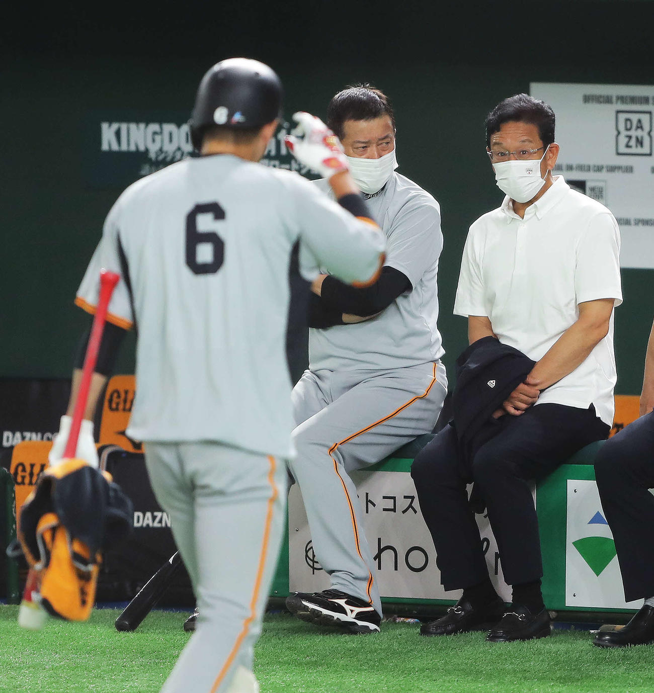 巨人対ヤクルト　試合前、原監督（後方左）と侍ジャパン栗山監督（同右）にあいさつする巨人坂本（撮影・河田真司）