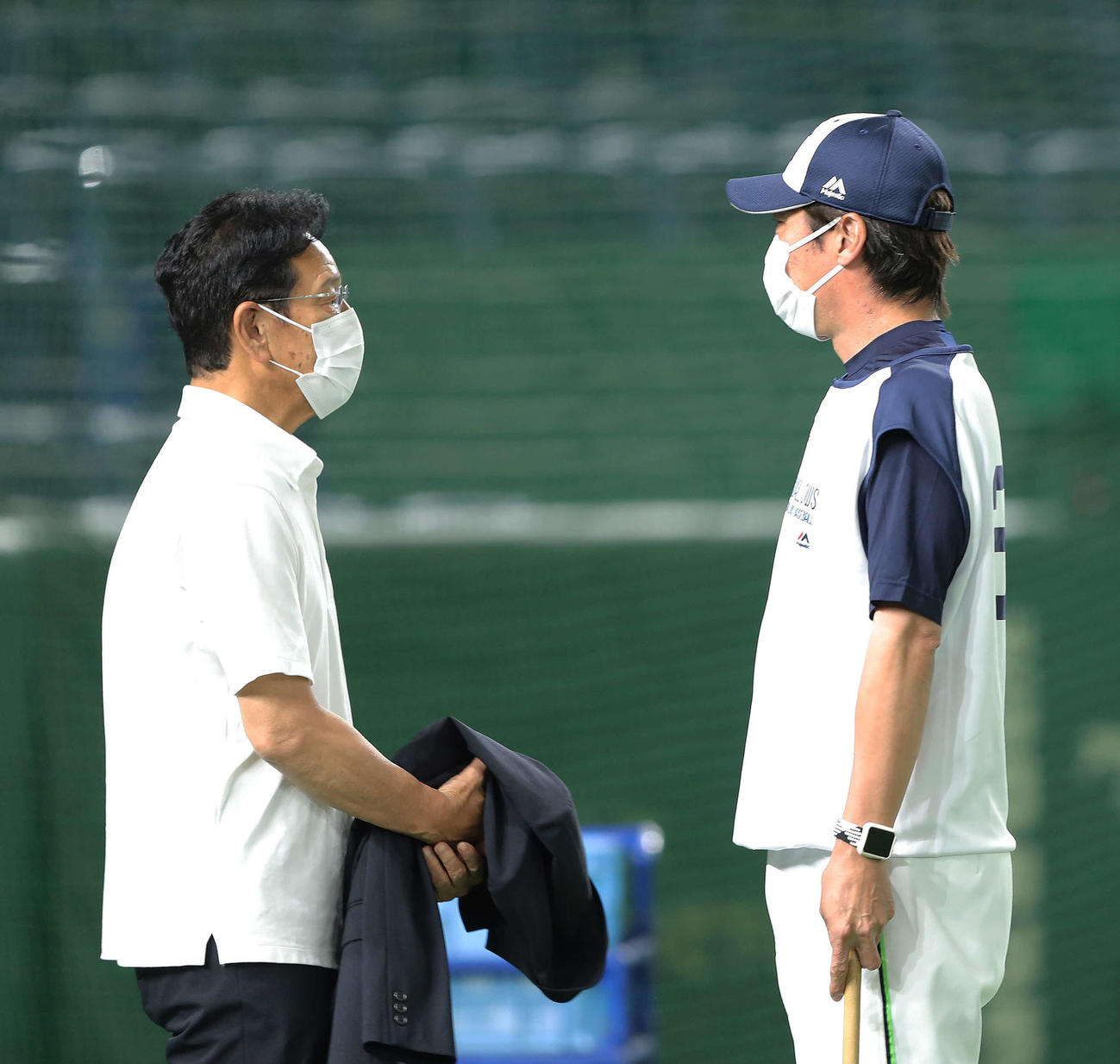 巨人対ヤクルト　試合前、言葉を交わす侍ジャパン栗山監督（左）とヤクルト高津監督（撮影・河田真司）