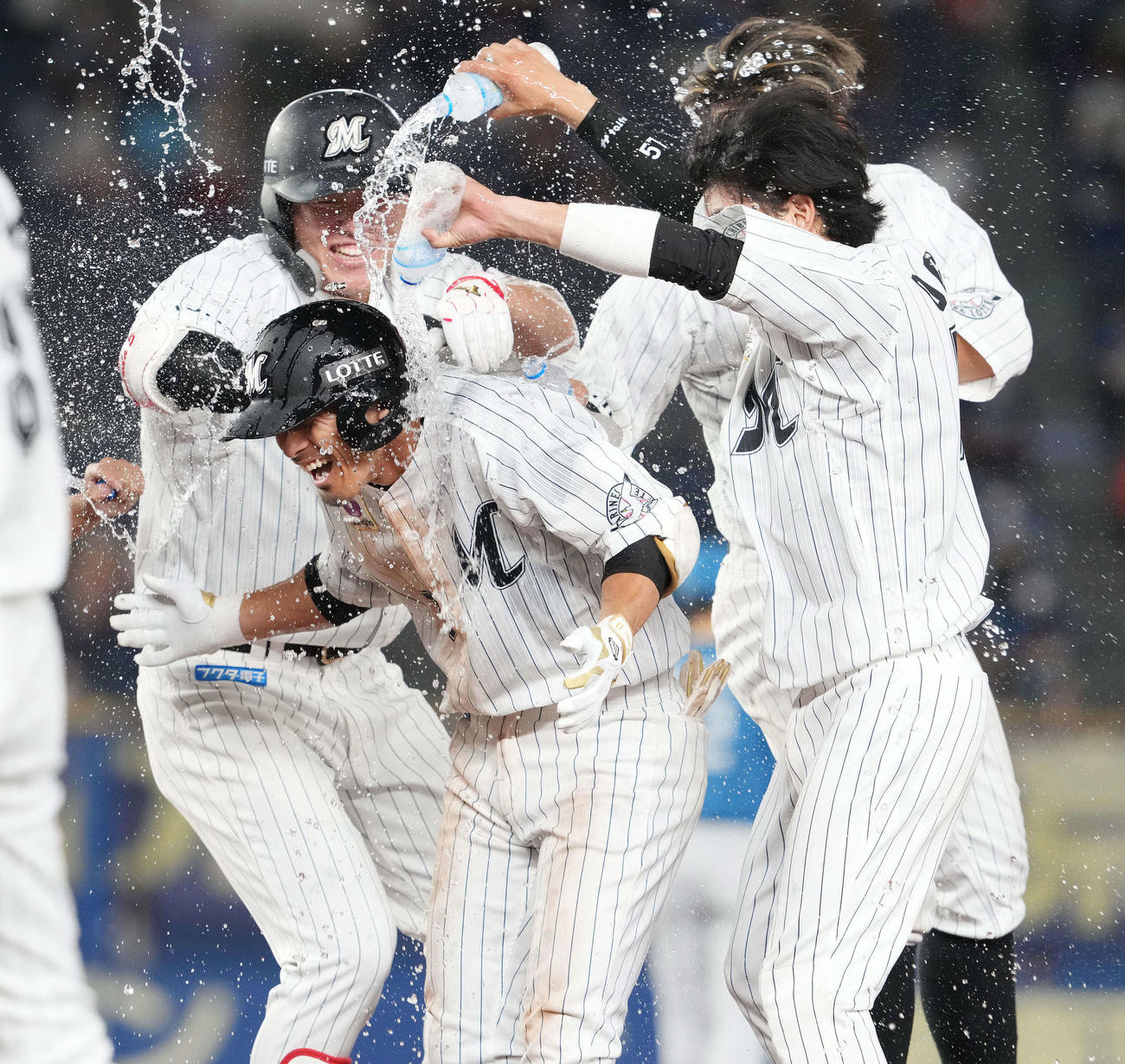 ロッテ対日本ハム　10回裏ロッテ1死三塁、サヨナラ打を放った荻野（下）はナインから手荒い祝福を受ける（撮影・鈴木みどり）