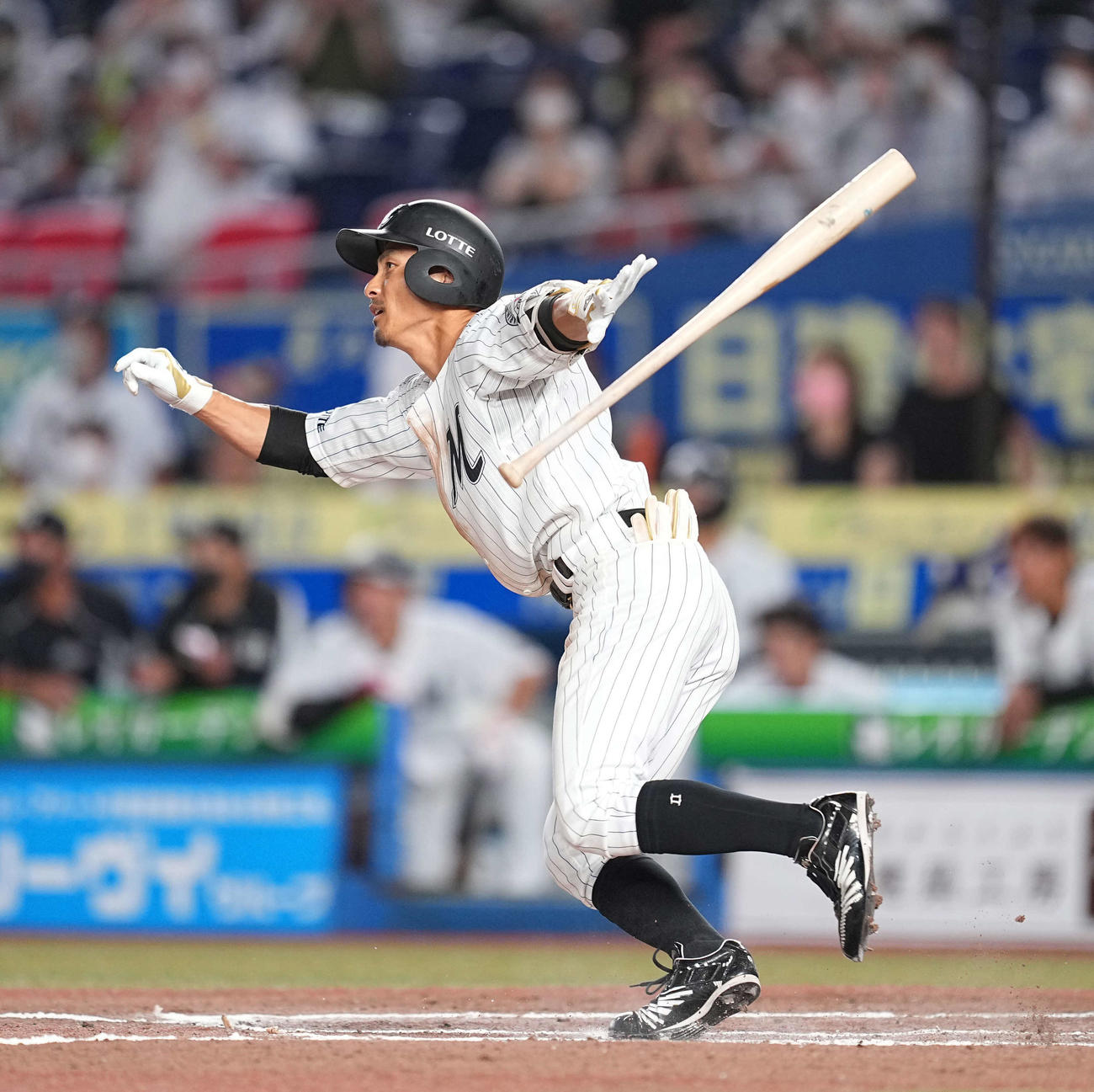 ロッテ対日本ハム　10回裏ロッテ1死三塁、左前にサヨナラの適時打を放つ荻野貴（撮影・菅敏）