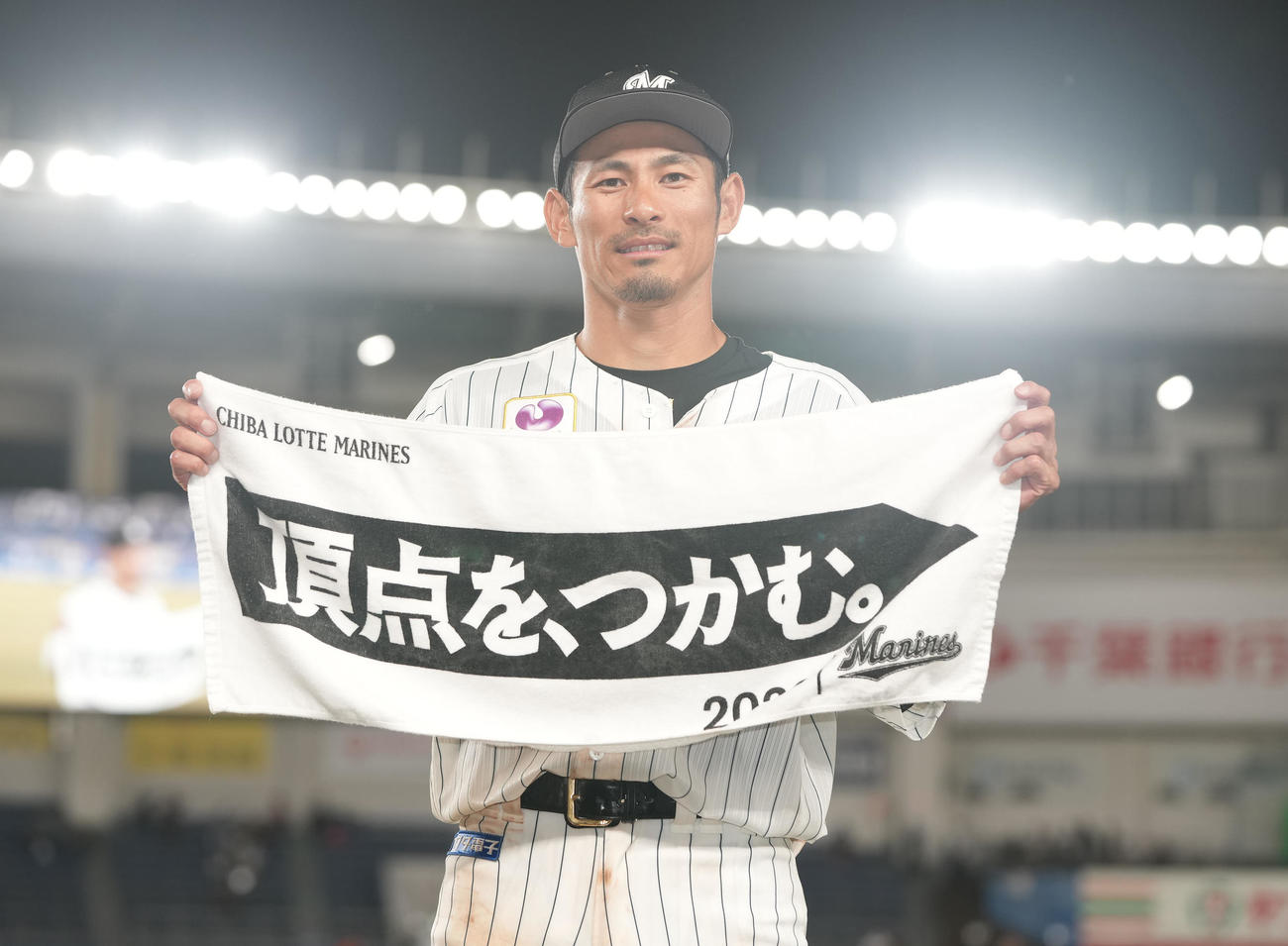 ロッテ対日本ハム　サヨナラ打を放ったロッテ荻野は記念撮影（撮影・鈴木みどり）