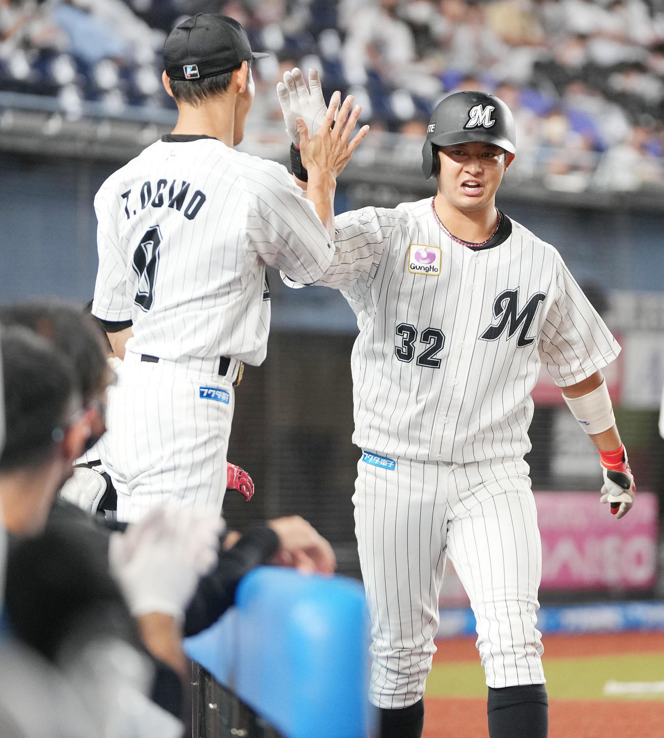 ロッテ対日本ハム　7回裏ロッテ無死、右越えソロ本塁打を放った佐藤都（右）はナインとハイタッチ（撮影・鈴木みどり）