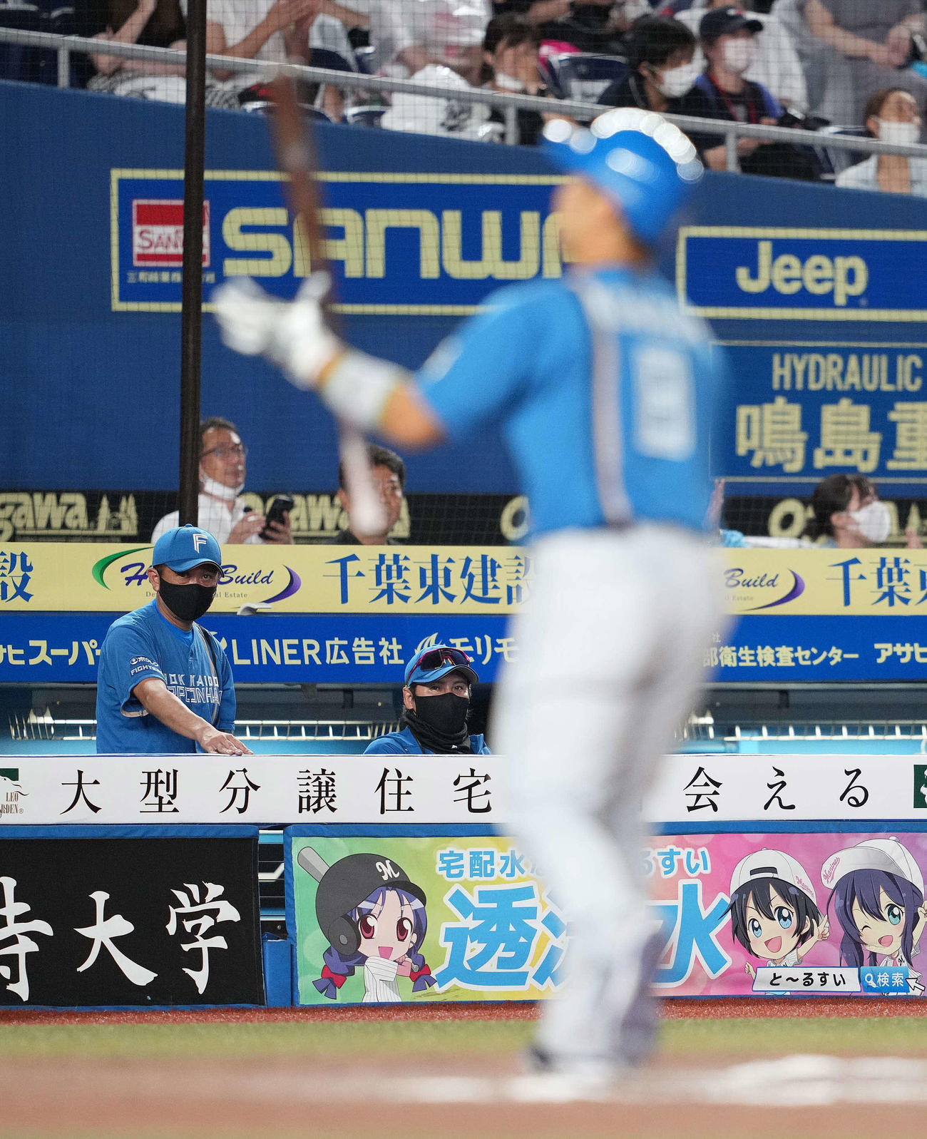 ロッテ対日本ハム　10回表日本ハム2死、近藤が空振り三振に倒れ浮かない表情の新庄監督（中央）（撮影・鈴木みどり）
