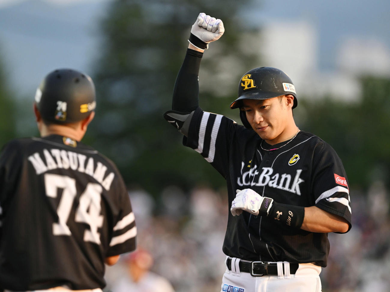 3回表ソフトバンク2死満塁、先制の2点適時打を放った柳田（右）はガッツポーズする（撮影・滝沢徹郎）