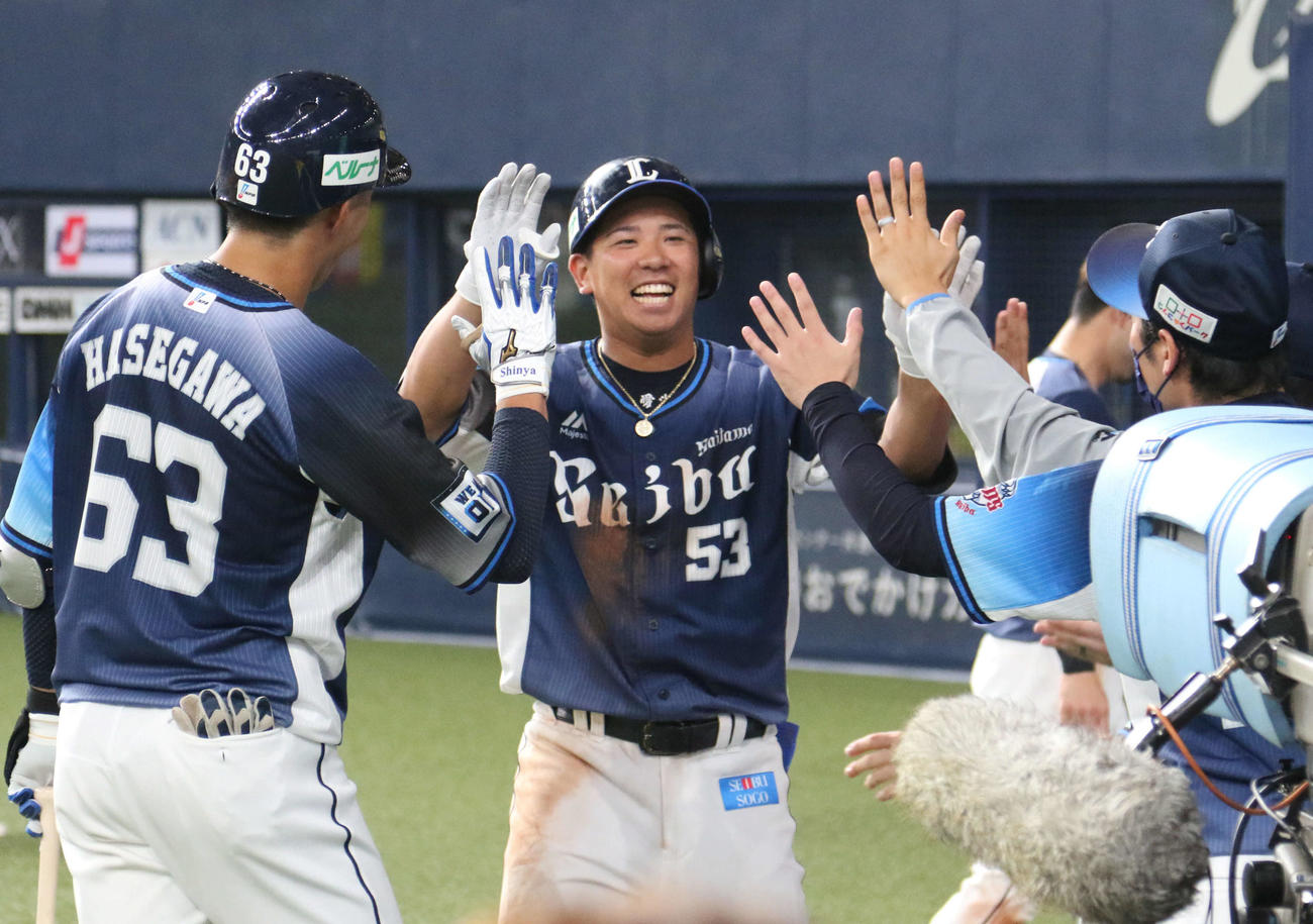 オリックス対西武　12回表西武無死、愛斗はソロ本塁打を放ちナインに迎えられる（撮影・渦原淳）