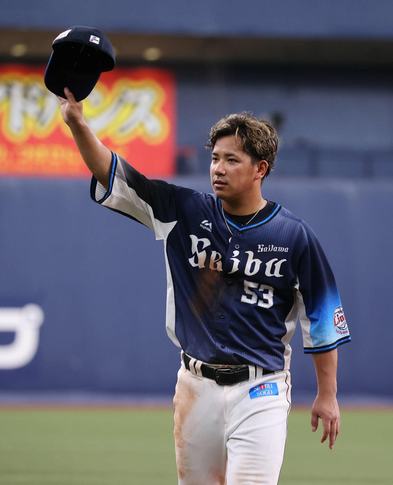 オリックス対西武　ヒーローインタビューを終えた西武愛斗はファンの声援にこたえる（撮影・渦原淳）