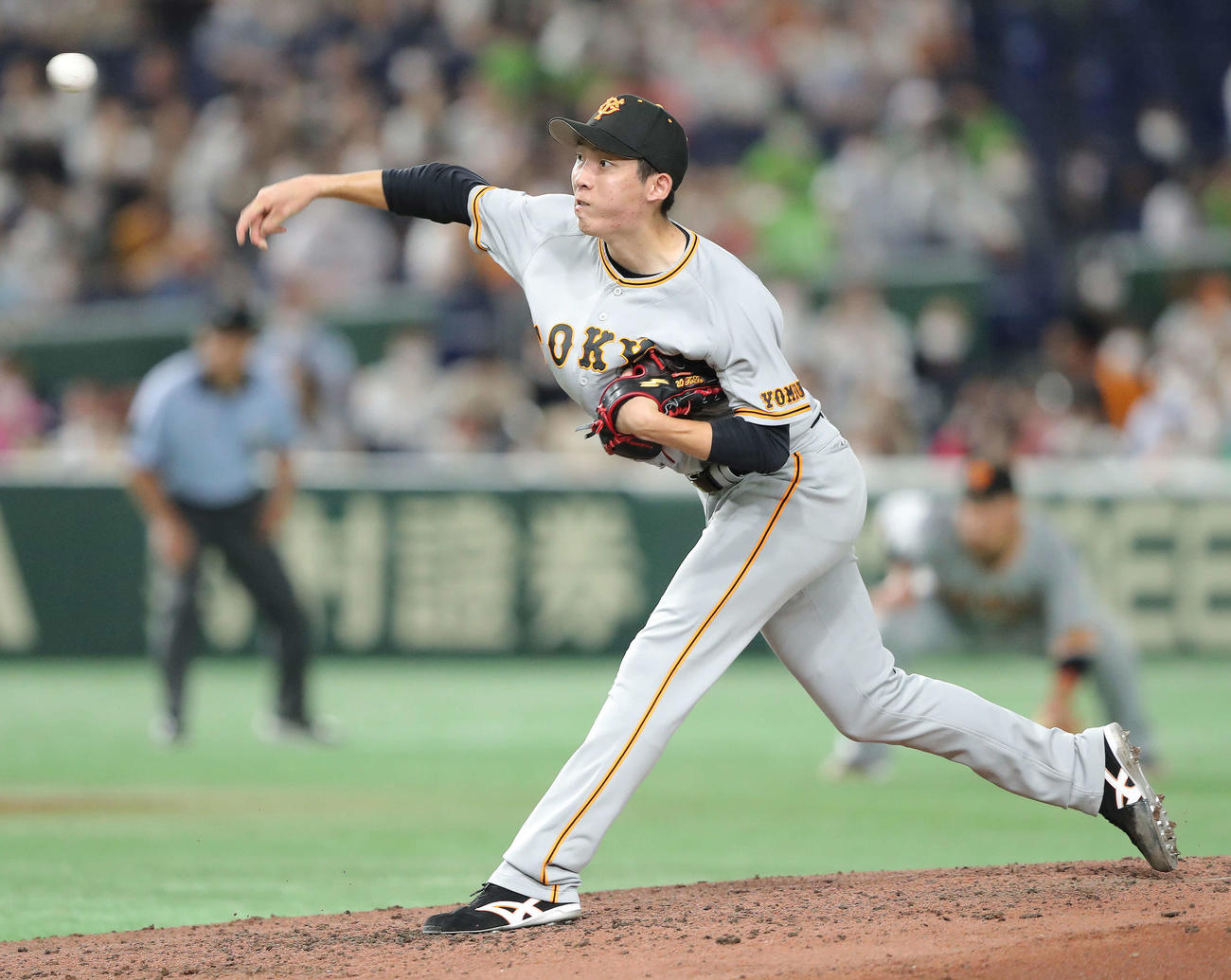 巨人対ヤクルト　5回表、力投する戸郷（撮影・河田真司）