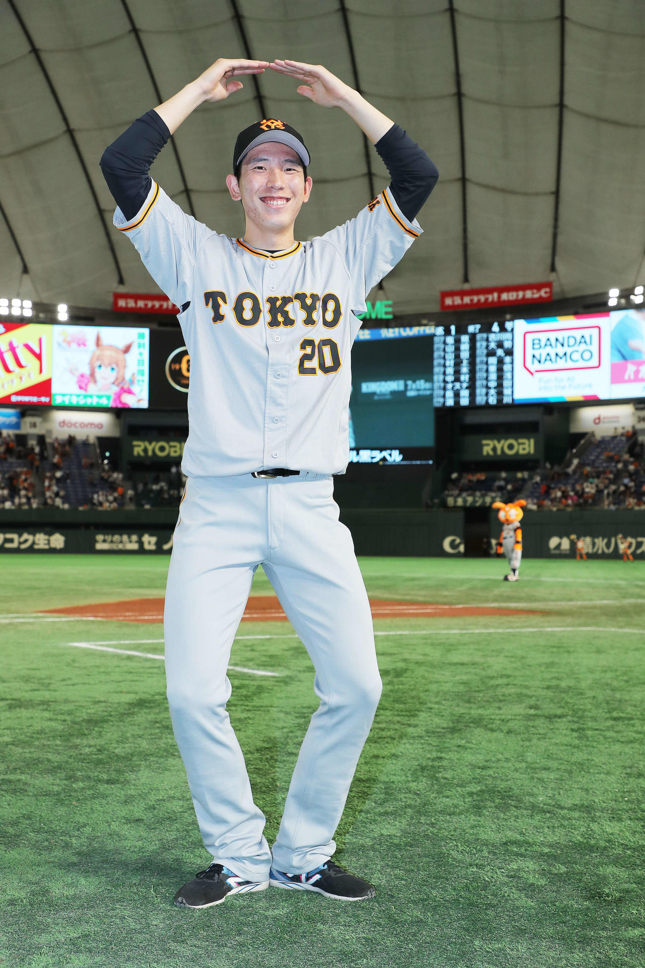巨人対ヤクルト　ヤクルトに勝利し8勝目のポーズを決め写真に納まる戸郷（撮影・河田真司）