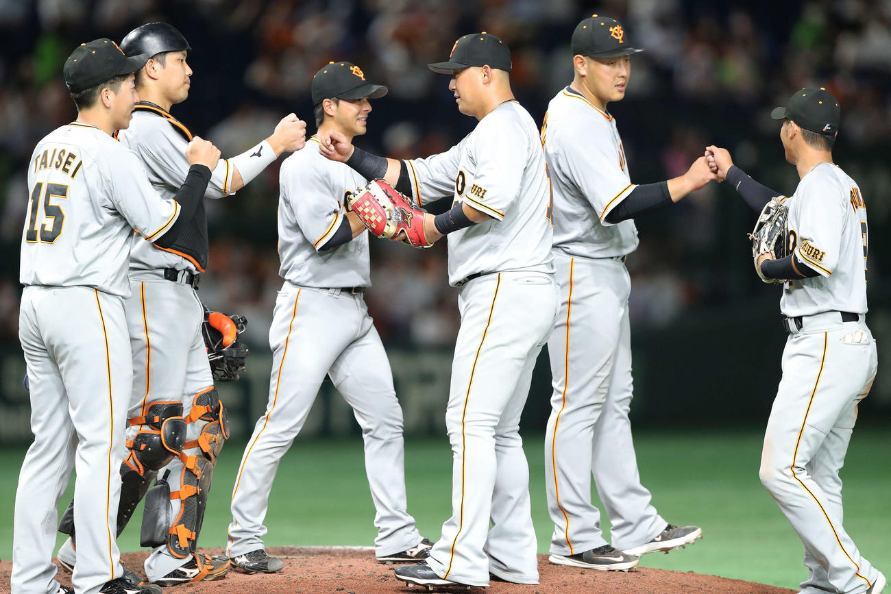 ヤクルトに勝利し、マウンドでグータッチを交わす巨人ナイン（撮影・河田真司）