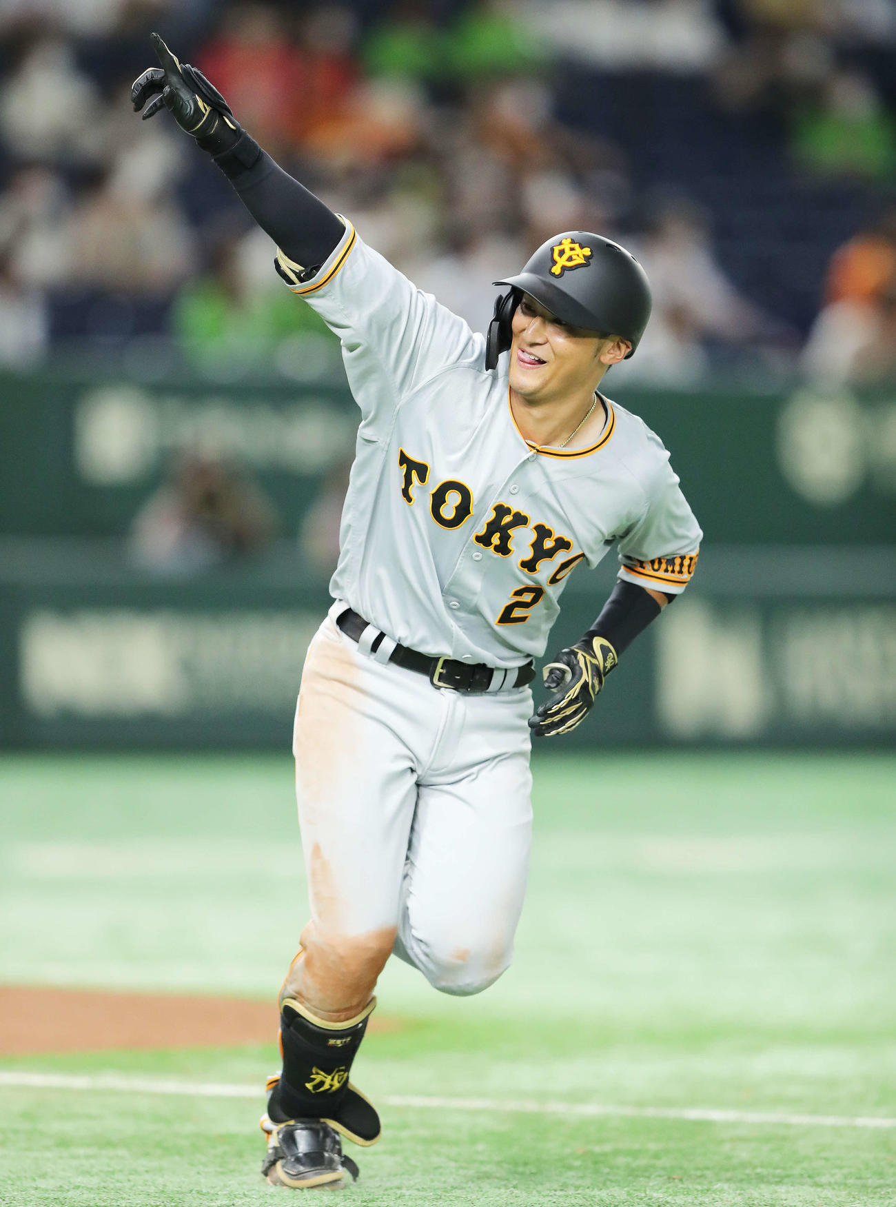 巨人対ヤクルト　10回裏巨人2死一、二塁、左前サヨナラ適時打を放ち、ベンチに向かい指さす吉川（撮影・河田真司）