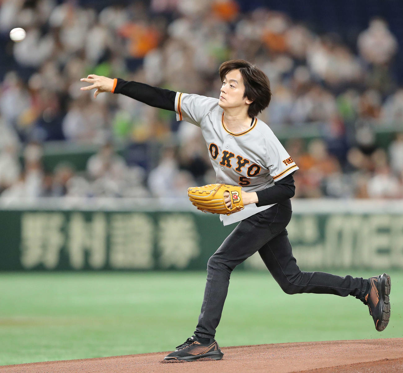 巨人対ヤクルト　試合開始前、始球式に臨むDAIGO（撮影・河田真司）