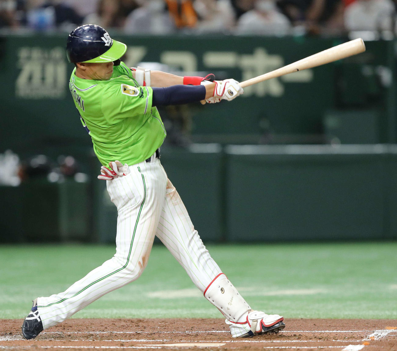 巨人対ヤクルト　3回表ヤクルト1死二塁、中前打を放つ塩見（撮影・河田真司）