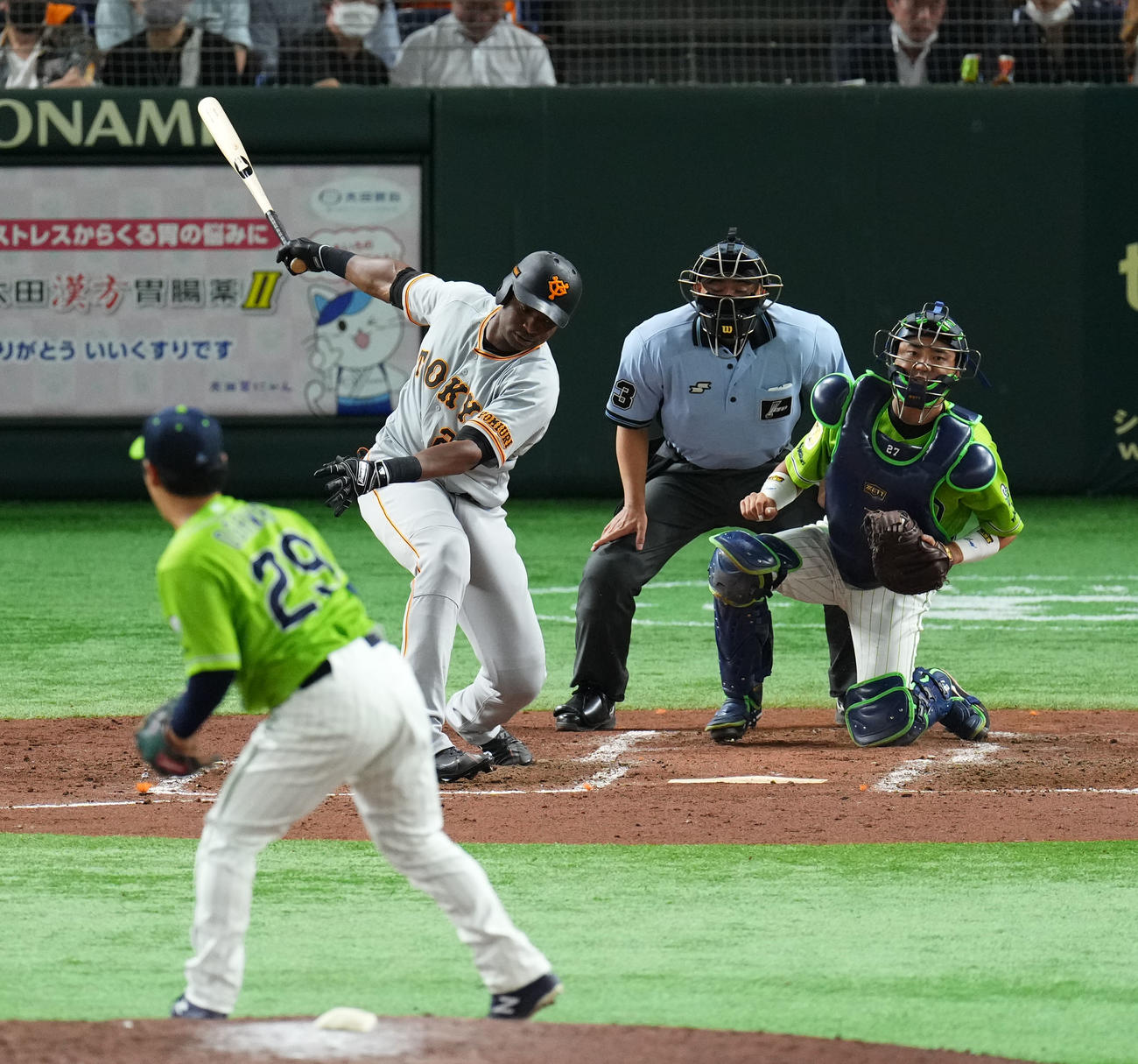 巨人対ヤクルト　3回裏巨人2死満塁、三振に倒れるポランコ（撮影・横山健太）