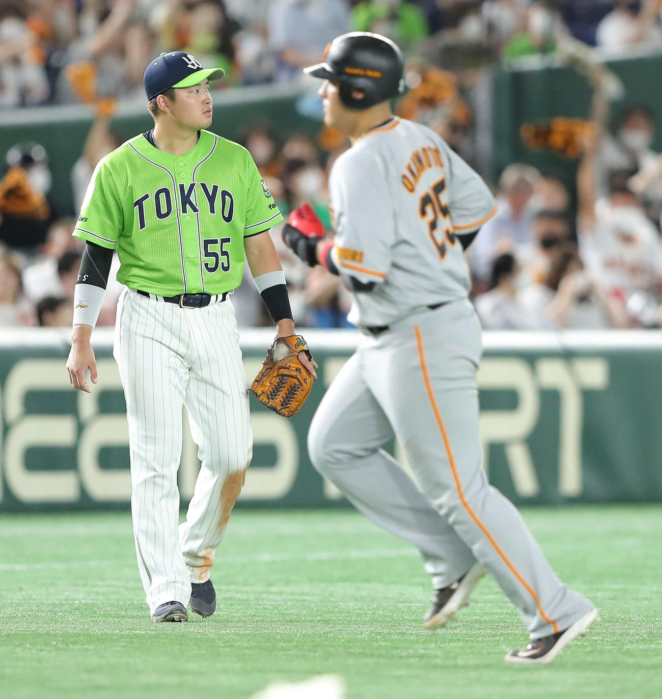 巨人対ヤクルト　5回裏巨人1死、岡本和（手前）が放った左中間本塁打の方向を見つめる村上（撮影・河田真司）