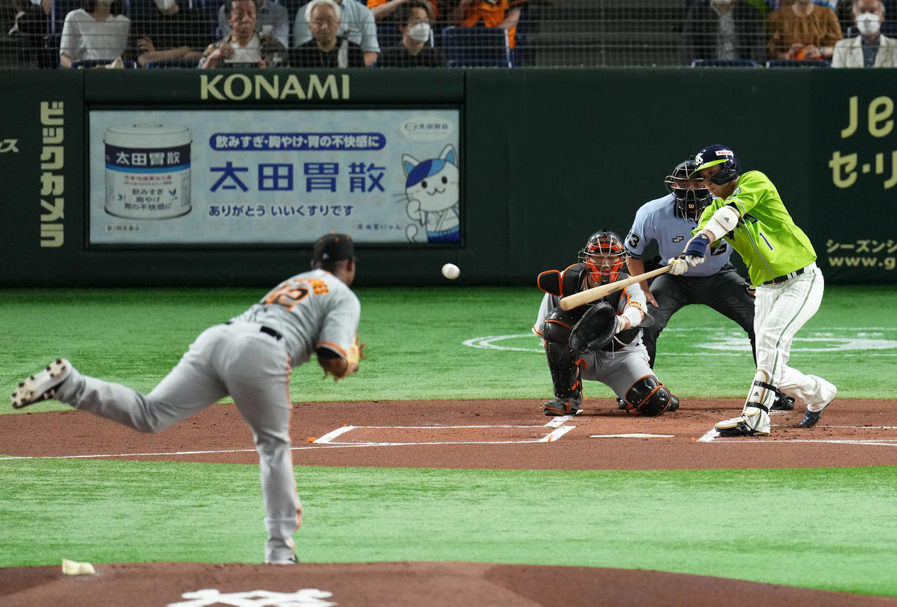 巨人対ヤクルト　1回表ヤクルト2死、右前打を放つ山田（撮影・横山健太）