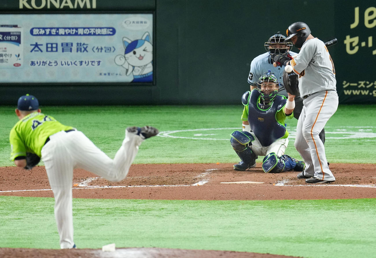 巨人対ヤクルト　6回表巨人無死、死球を受ける中田（撮影・横山健太）