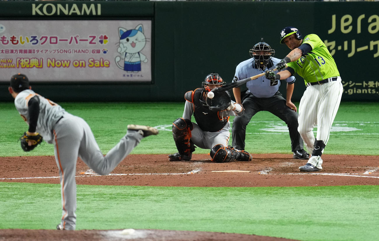巨人対ヤクルト　8回表ヤクルト2死一、二塁、中前適時打を放つオスナ（撮影・横山健太）