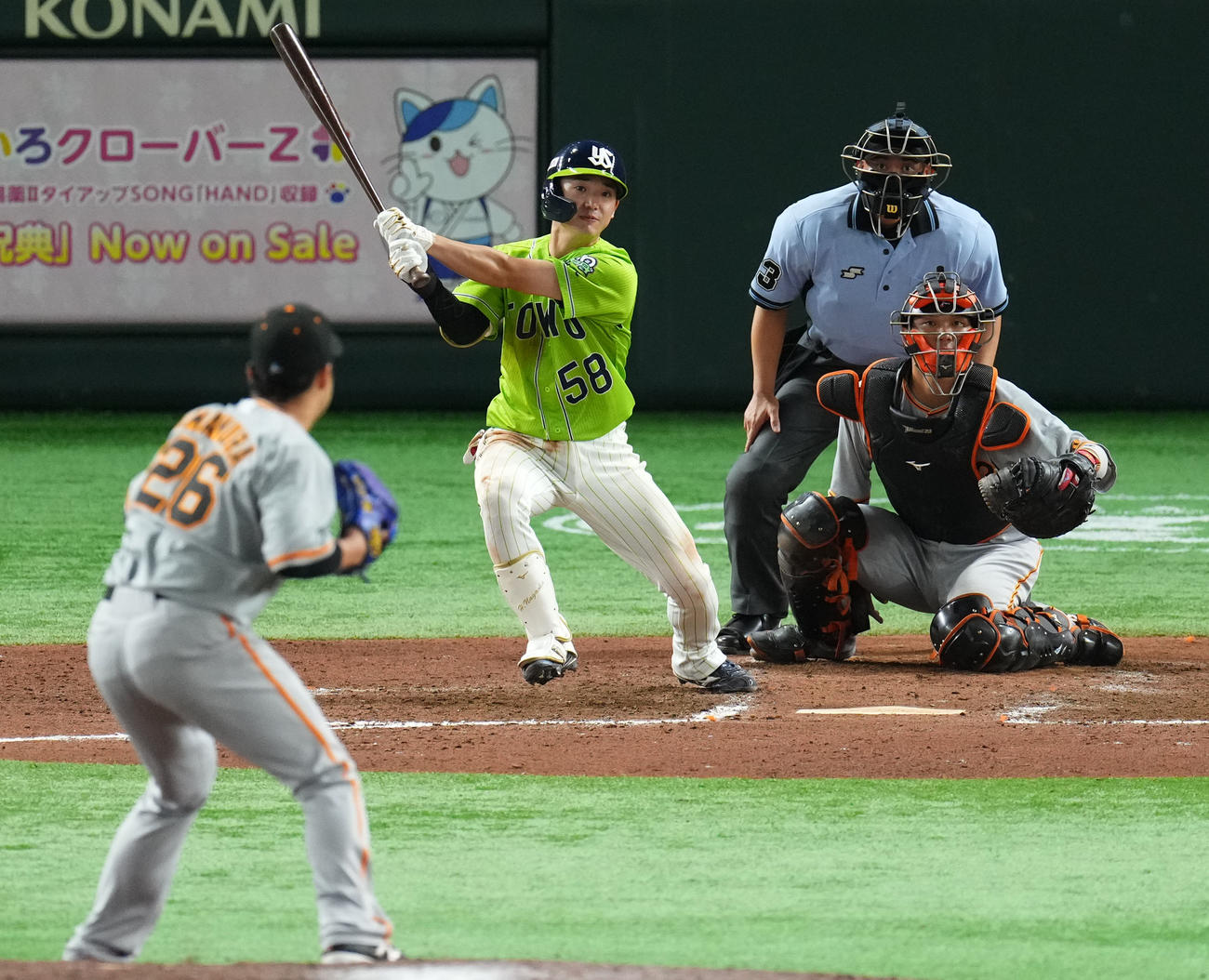 巨人対ヤクルト　8回表ヤクルト2死一、三塁、中前適時打を放つ長岡（撮影・横山健太）