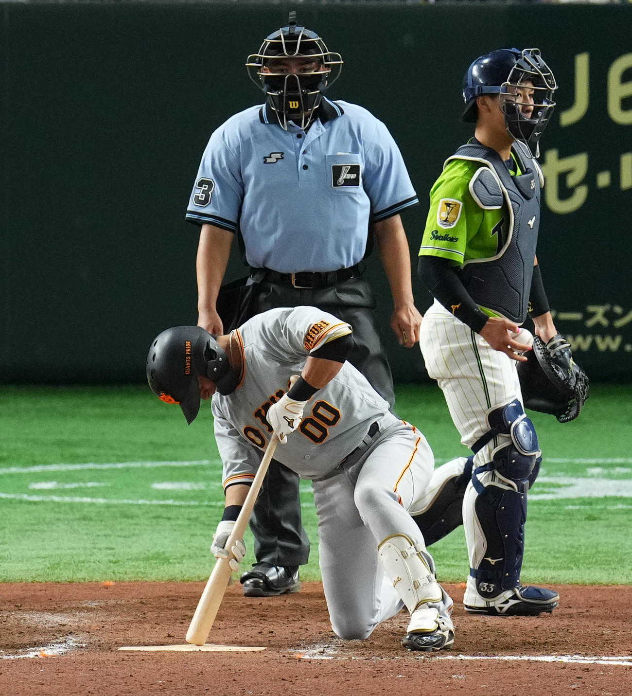 巨人対ヤクルト　9回裏巨人2死一、二塁、三振に倒れる湯浅（撮影・横山健太）