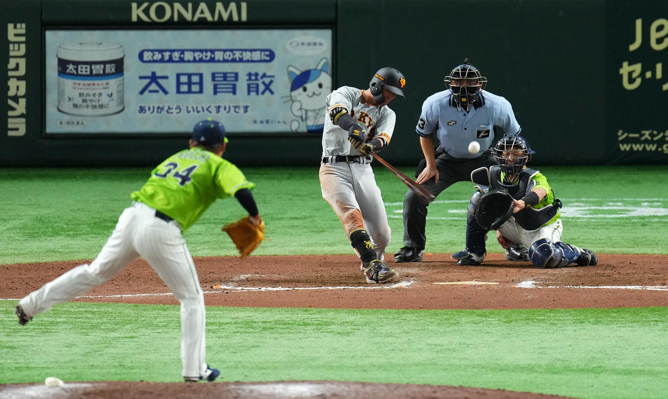 巨人対ヤクルト　10回裏巨人1死一、二塁、サヨナラとなる左適時二塁打を放つ吉川尚（撮影・横山健太）