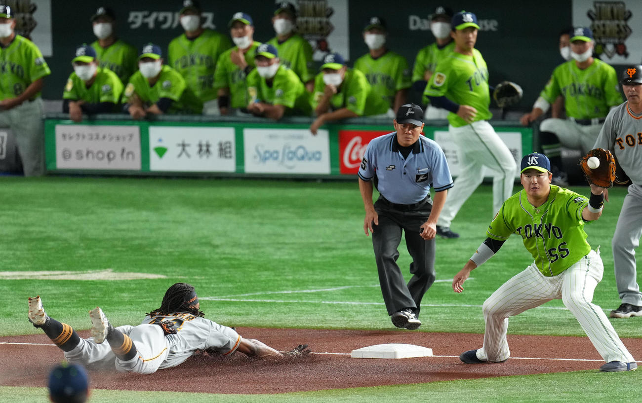 巨人対ヤクルト　1回裏巨人1死二塁、丸佳浩の中犠飛で三塁へ進塁するウォーカー（左）。右は村上（撮影・横山健太）