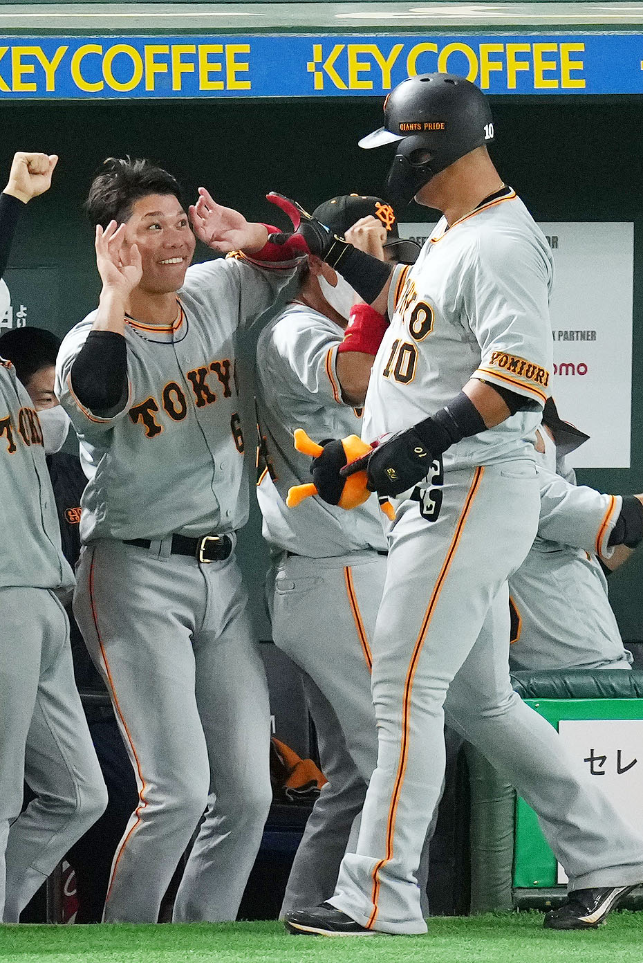 巨人対ヤクルト　2回裏巨人1死、左中間へ本塁打を放った中田（右）を笑顔で迎える坂本（撮影・横山健太）