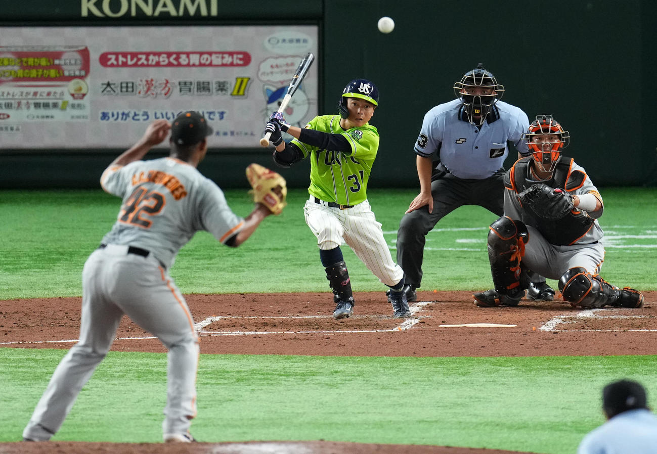 巨人対ヤクルト　3回表ヤクルト1死一、三塁、中前適時打を放つ山崎（撮影・横山健太）
