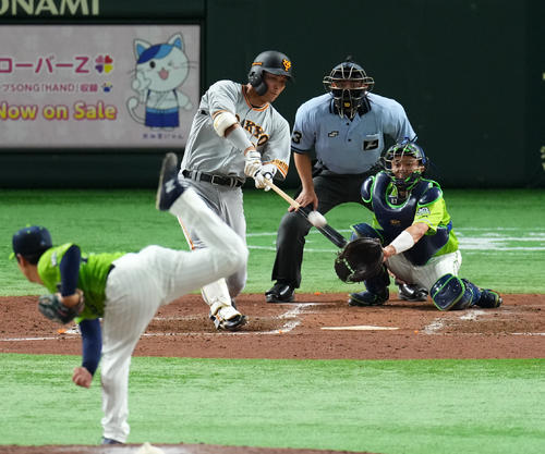 巨人対ヤクルト　4回裏巨人1死、右越え本塁打を放つ大城（撮影・横山健太）