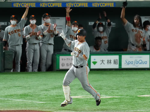 巨人対ヤクルト　4回裏巨人1死、右越え本塁打を放ち笑顔を見せる大城（撮影・横山健太）