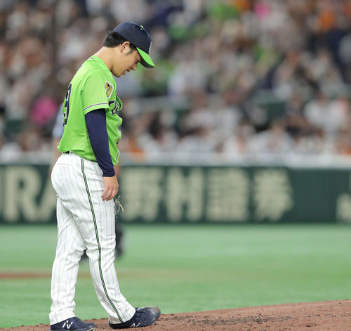 巨人対ヤクルト　4回裏巨人1死、大城に右越えソロ本塁打を浴び、険しい表情でうつむく小川（撮影・河田真司）