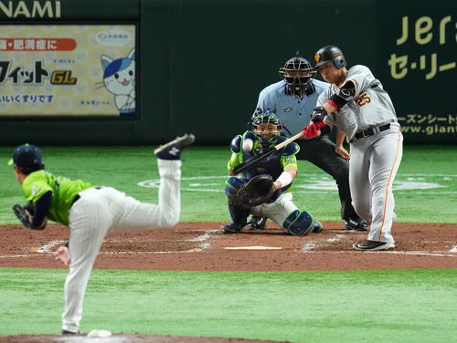 巨人対ヤクルト　5回裏巨人1死、左中間へ本塁打を放つ岡本和（撮影・横山健太）