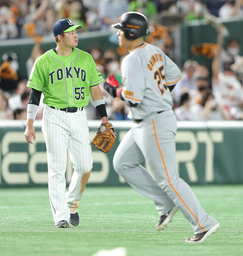 巨人対ヤクルト　5回裏巨人1死、岡本和（手前）が放った左中間本塁打の方向を見つめる村上（撮影・河田真司）